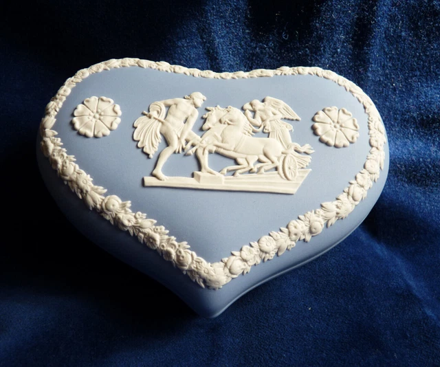 Wedgwood Jaspis blau Deckel Herz Form Schmuck Box Odysses Wagen Pferde