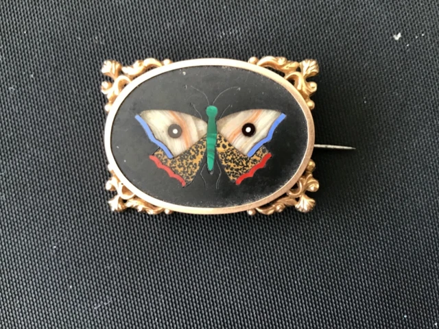Broche 19e or 18 carats marqueterie de pierre papillon