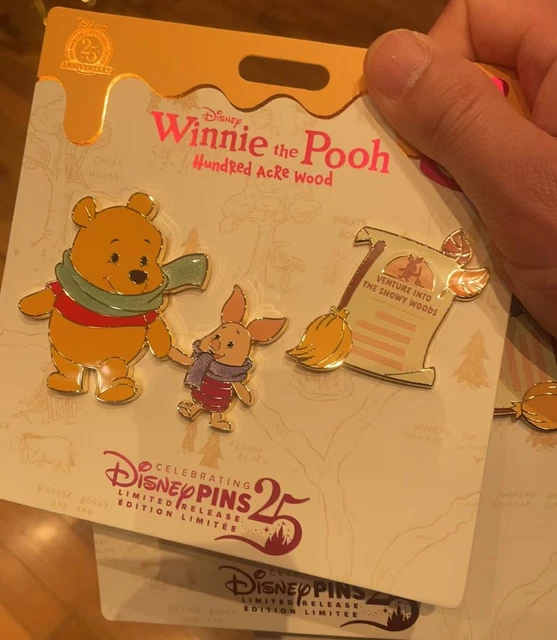 DISNEY PARKS 2025 Winnie The Pooh Piglet Cento Acri Legno Serie LE Disney Parks 2025 Winnie The Pooh Piglet.webp