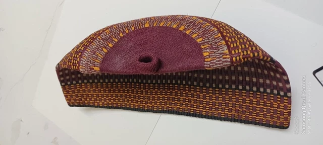 Cappello Tradizionale Africano Tessuto A Mano In Cotone (Colore Bordeaux E Arancione). "Taglia 23""