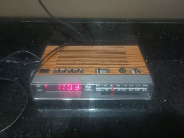 Vintage GE Space Saver FM/AM Digital Alarm Clock Radio Model 7-4624B