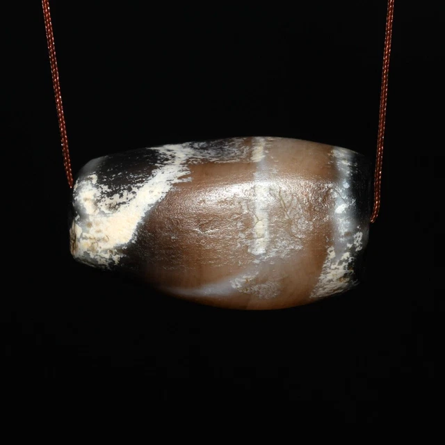 Authentic Ancient Tibetan Longevity Phum Dzi Etched Agate Bead in Good Condition Authentic Ancient Tibetan Longevity Phum Dzi Etched Agate Bead in Good Condition