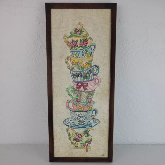 Tetera enmarcada con acabado bordado de taza de té crema de azúcar floral punto X de colección