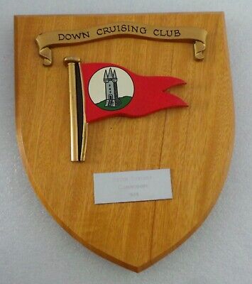 Down Cruising Club 1974 - Peter Stalker Commodore - escudo/placa pintado de roble