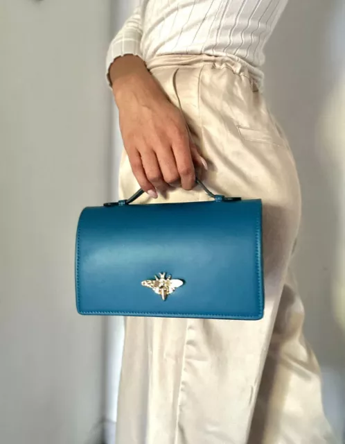Bolso de mano de piel auténtica color azul petróleo con accesorio de solapa...