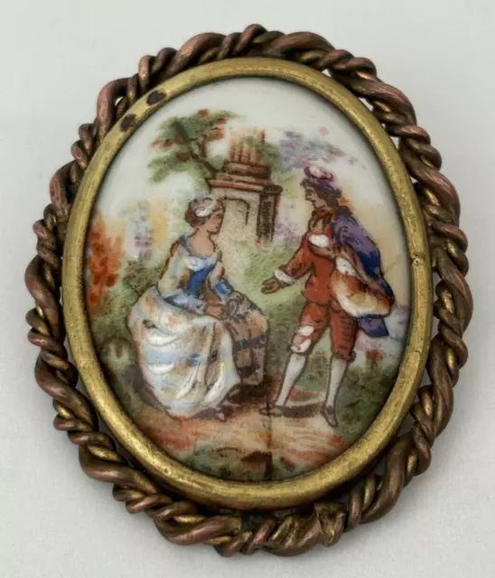 Broche porcelaine de LIMOGES 3,2 cm par 4 cm,  scène galante.