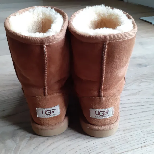 UGG Australia Boots Classic Women’s Suede Chestnut Short Sheepskin Lined Size 2