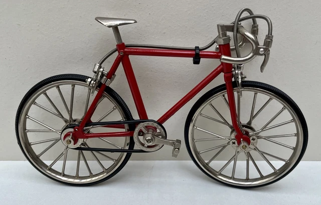 Vélo de course rouge en métal - Modèle réduit fonctionnel au 1:10° - TBE
