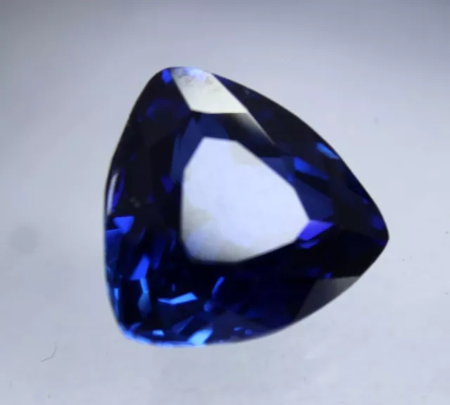 Gemma sfusa con tanzanite blu intenso naturale da 8 ct certificata trillion cut