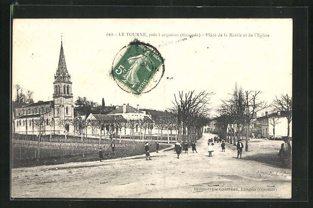 CPA Le Tourne, Place de la Mairie et de l´Eglise
