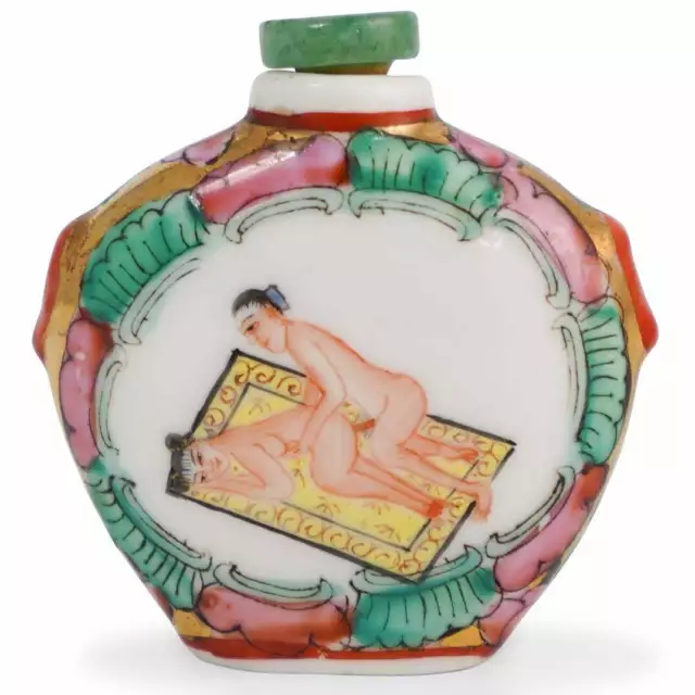 ANTIQUE CHINESE PORCELAIN EROTIC SNUFF BOTTLE HAND PAINTED/SIGNED; BIN Box