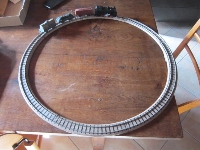 TRAIN ÉLECTRIQUE JOUEF avec wagons, et rails mais sans tranfo et ne
