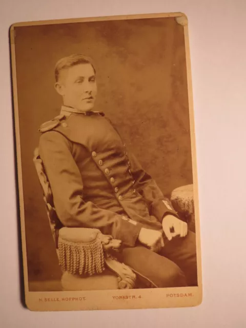 Potsdam - sitzender Soldat in Uniform mit Epauletten - Offizier / CDV