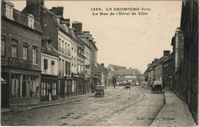 CPA LE NEUBOURG La Rue de l'Hotel de Ville (1160427)
