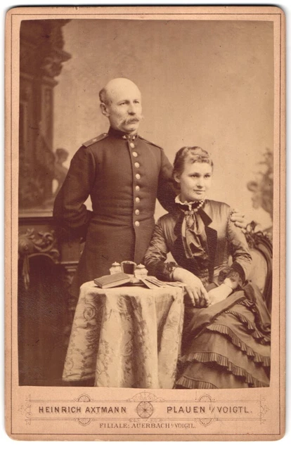 Fotografie Heinrich Axtmann, Plauen i. V., Portrait Bahnbeamter in Uniform mit