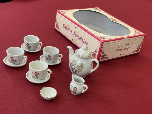 Lot de petites miniatures en porcelaine - verseuses et pot souvenir