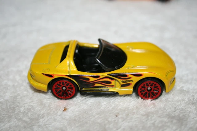 HOT WHEELS BRIGHT YELLOW 2008 DODGE VIPER RT/10 / HW FLAMES diecast car LOOSE