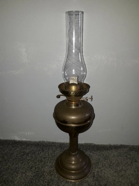 Lampe à pétrole ancienne en cuivre avec cheminée en verre - Décoration