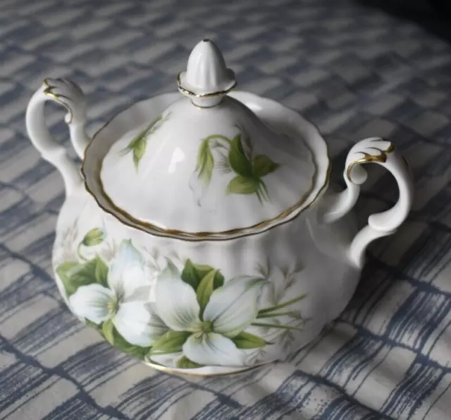 Royal Albert  TRILLIUM two handled sugar bowl with lid