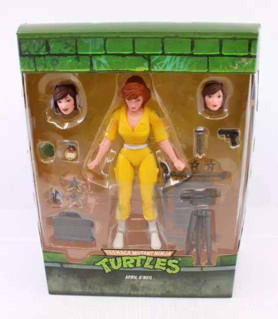 W16 Ultimate Action Figure Super7 Teenage Mutant Ninja Turtles TMNT April O'Neil
