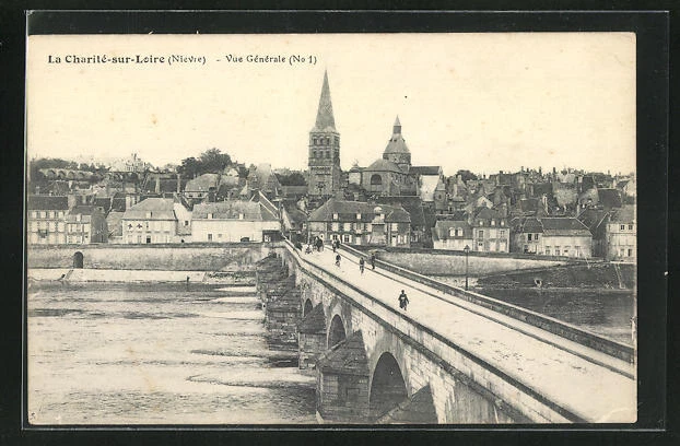 CPA La Charité-sur-Loire, Vue Générale, Le Pont et l´Église