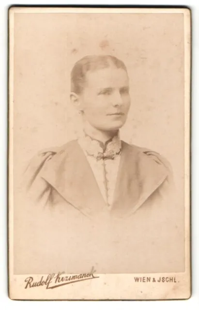Fotografie Rudolf Krzinwanek, Wien, Portrait junge Dame mit zurückgebundenem Ha