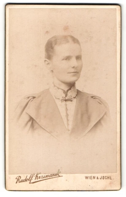 Fotografie Rudolf Krzinwanek, Wien, Portrait junge Dame mit zurückgebundenem Ha