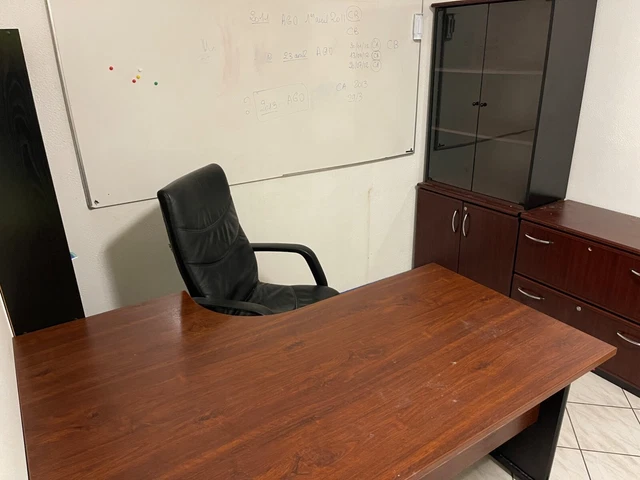 Bureau pack meuble (Table, Tiroir, petit tiroir, Placard vitre et chaise)