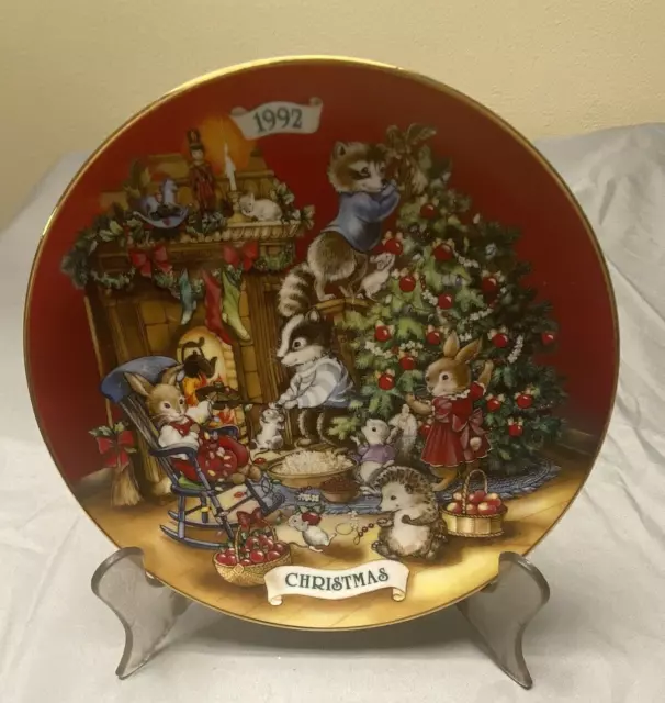 Avon Christmas Series Plate 1992 Collector's 22k Gold Trim Vintage 8"