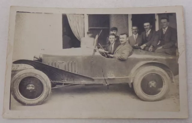 CPA Fantaisie - Hommes dans une voiture - Carte photo