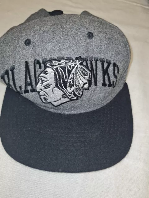 NHL Chicago Blackhawks Snap Back MITCHELL & NESS Black Grey Fitted Cap Mens