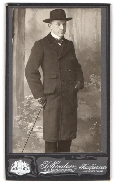 Fotografie J. Kreutzer, Kaufbeuren, Am Wiesthor, Portrait junger Mann in feinen
