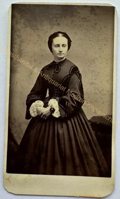 Vintage CDV, Gentleman hand in coat - Photo by Partridge, Bridgeport 1860 Foto