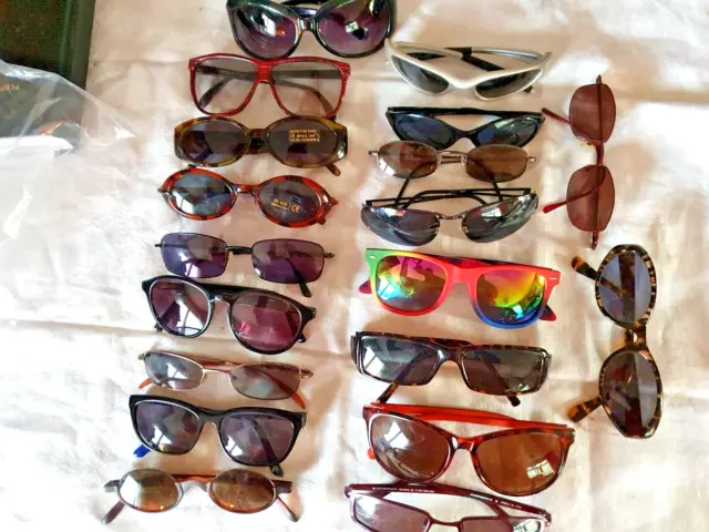 Lot de 20  paires de lunettes diverses solaire --comme vu....