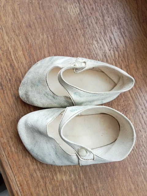 Belles chaussures anciennes beige ,en cuir, de poupon ,poupée, petit