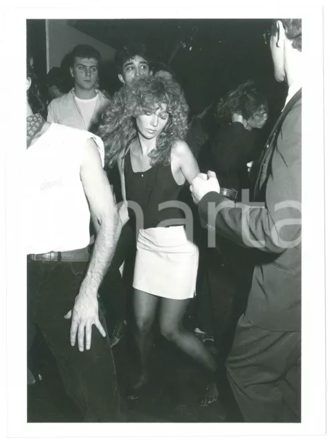 1985 ca ITALIA - COSTUME Rossana CASALE balla a una festa - Foto 24x18 cm