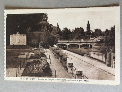 CPA/DEP 79  /NIORT SQUARE DU DONJON 