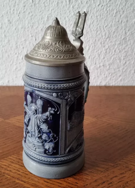 Schöner alter Keramik Bierkrug mit Zinndeckel - Münchner Szenen 1900