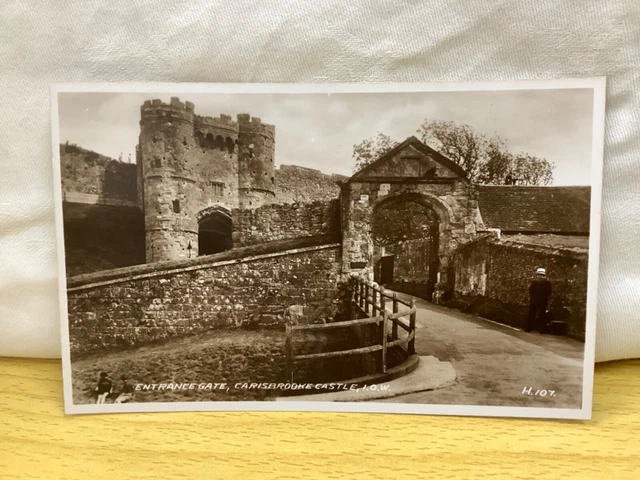 Entrance Gate, Carisbrooke Castle, Isle of Wight, Valentine & Sons No.H.107. pc