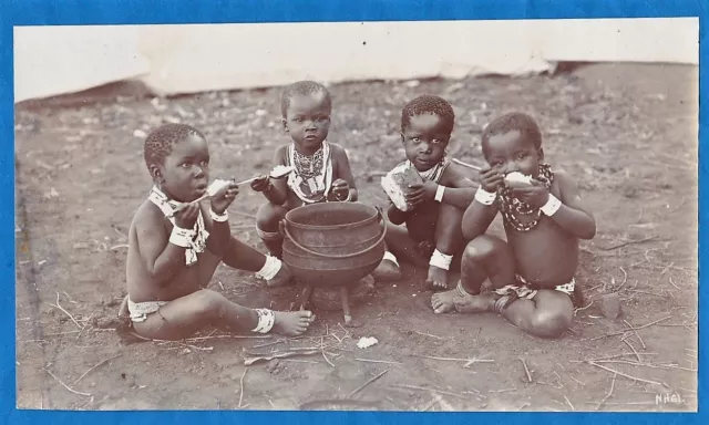 vintage photo cute black native Zulu kids eating child South Africa foto ca 1890