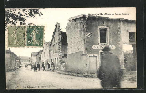 CPA Houdainville, Rue de Verdun, vue de la rue 1920