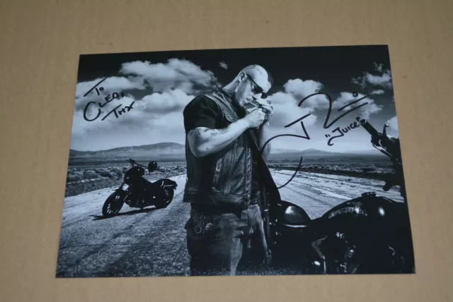 THEO ROSSI signed Autogramm 20x25 cm In Person SONS OF ANARCHY Sonderpreis