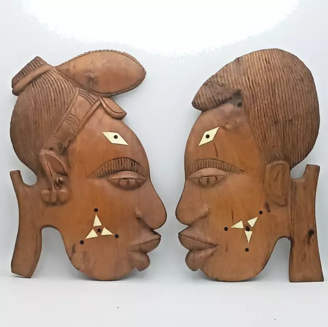 Coppia di sculture decorative africane a bassorilievo da parete in legno