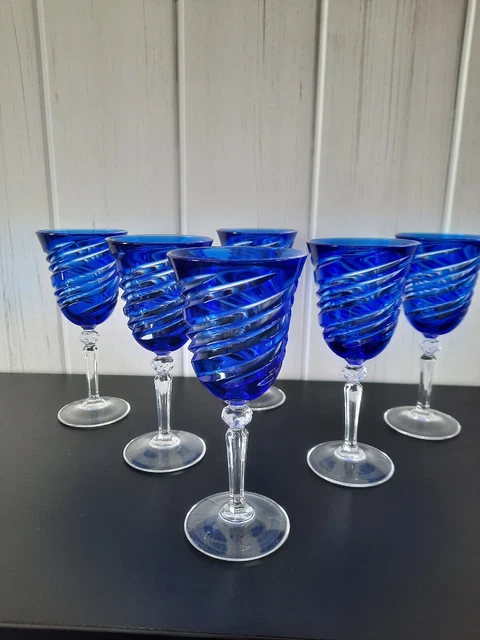 Lot De 6 Verres A Vin Blanc En Cristal Bleu Cobalt Style Saint Louis Baccarat ?