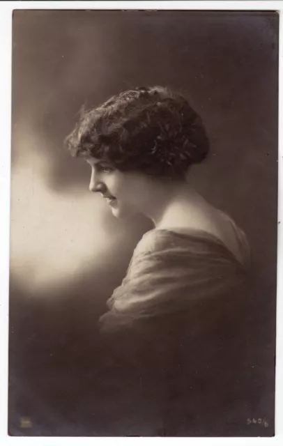 CPA - Charme, beauté, femme. Portrait en clair obscur.