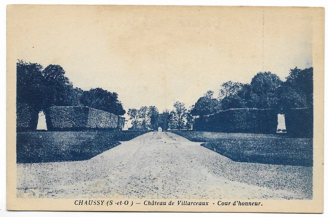 CPA " CHAUSSY - Château de Villarceaux - Cour d'honneur