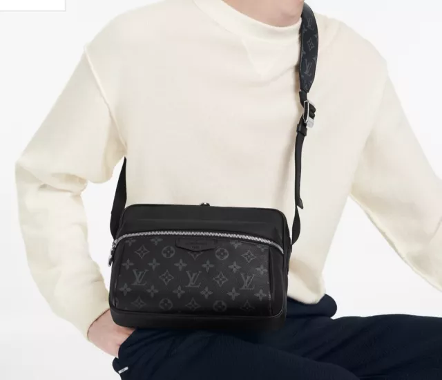 Louis Vuitton 2018 Pre-owned Taiga Outdoor Messenger Bag - Black