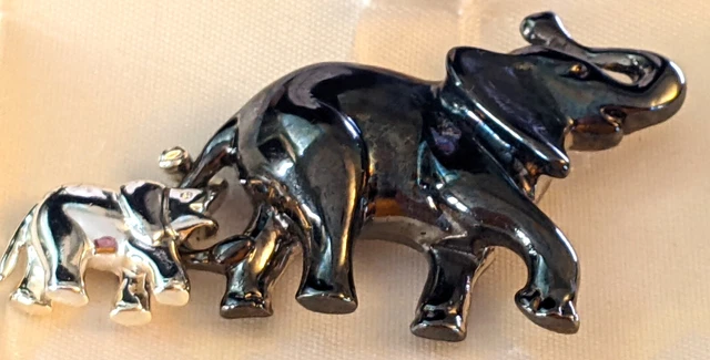 Vintage AMANDA SMITH Two Tone Mama & Baby Elephant Brooch - New in the Box NIB