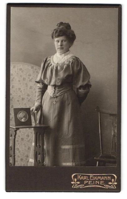 Fotografie Kal Eikmann, Peine, Portrait junge Dame im modischen Kleid