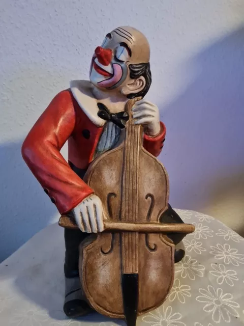 Achatit Naturstein Handarbeit, Clown mit Streichinstrument, sitzend, 35 cm hoch